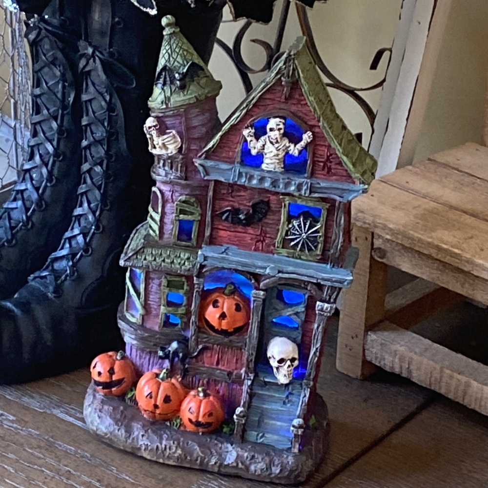 NEW! Spooky Cute Lighted Haunted Mummy Mansion Halloween Holiday Village House - Picture 2 of 11